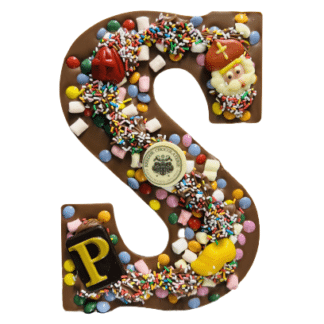 Feestelijk gedecoreerde melk chocoladeletter