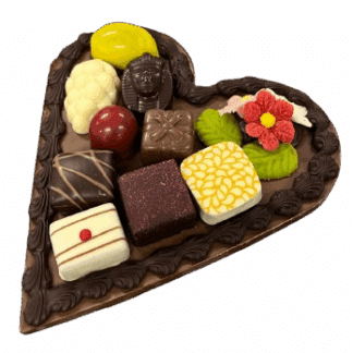 Chocoladehart met bonbons en marsepeinen bloemetjes