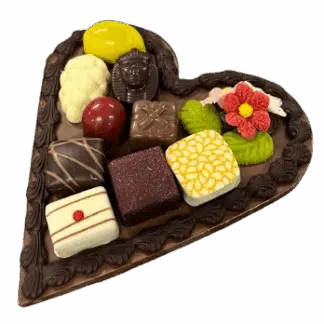 Chocoladehart met bonbons en marsepeinen bloemetjes
